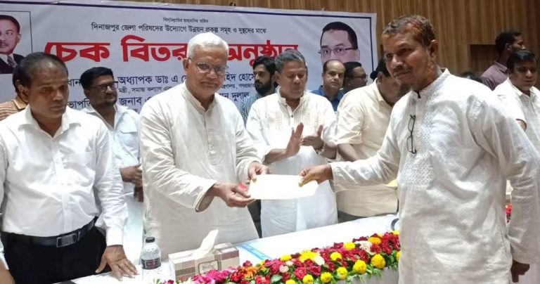 দিনাজপুরে গ্রামীণ জনগোষ্ঠীর উন্নয়নে ১৩৭ প্রকল্প, দুঃস্থদের মাঝে চেক বিতরণ