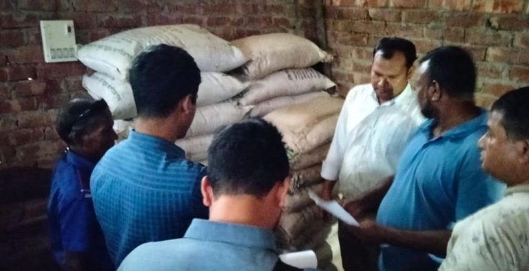 বোচাগঞ্জে ইউপি সদস্যের বাড়িতে অভিযান, ২৮ বস্তা সার উদ্ধার