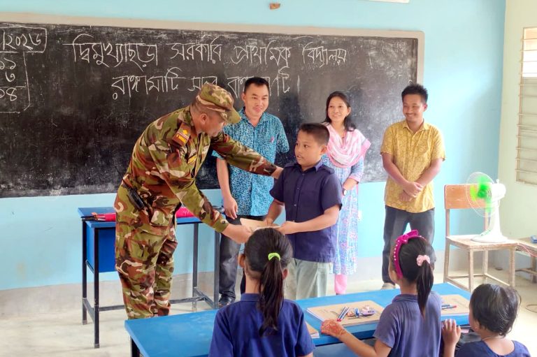 পাহাড়ে শিক্ষা বিস্তার ও সম্প্রীতি রক্ষায় নানিয়ারচর জোন শিক্ষার্থীদের শিক্ষা সামগ্রী বিতরণ শ‌হিদুল ইসলাম