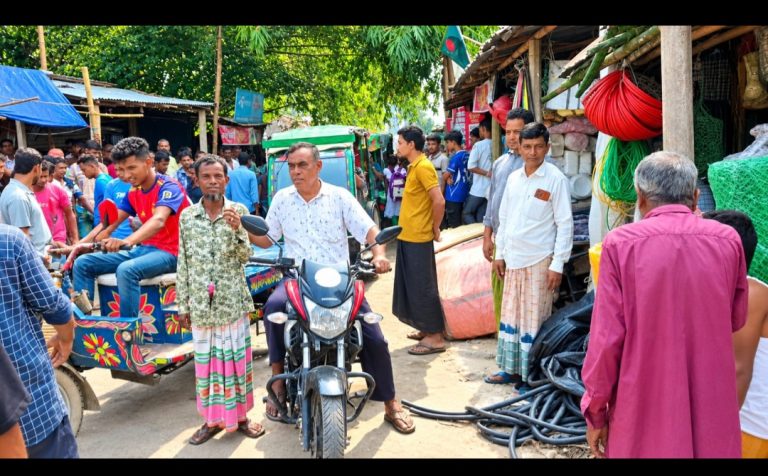 ডিমলায় নাউতারা হাটের প্রবেশ পথে  অবৈধ স্থাপনা, দুর্ঘটনার ঝুঁকিতে পথচারী ও শিক্ষার্থীরা