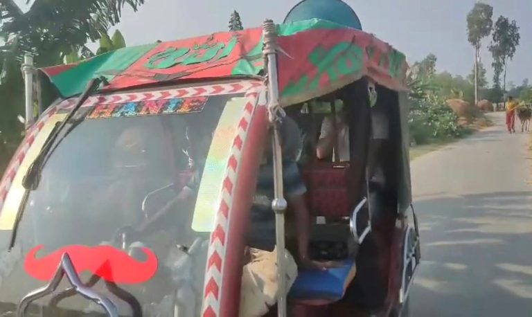 শেখ হাসিনার দেশে ফেরা নিয়ে নওগাঁয় অটোরিকশায় মাইকিং