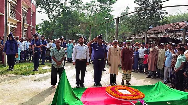সুন্দরগঞ্জে বীর মুক্তিযোদ্ধা মফিজল হককে রাষ্ট্রীয় মর্যাদায় দাফন