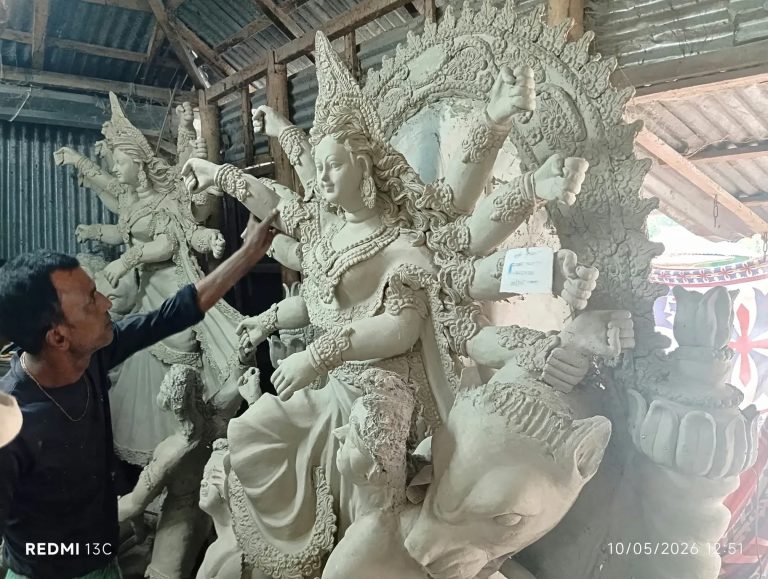 সুন্দরগঞ্জে ১৩৫ মণ্ডপে দুর্গাপূজা, প্রতিমা তৈরিতে ব্যস্ত কারিগররা