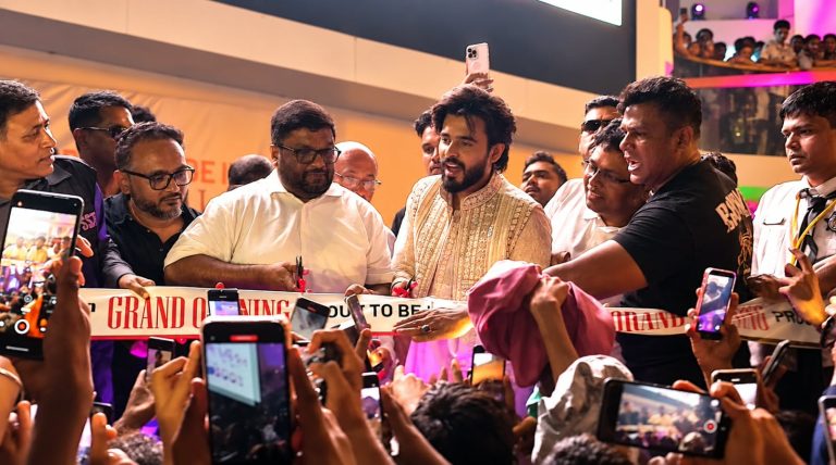 জমকালো আয়োজনে পাবনায় সেইলর আউটলেটের উদ্বোধন করলেন চিত্রনায়ক সিয়াম 