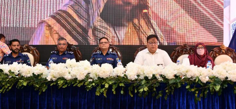 বাগেরহাটে আইজিপি: “সমাজে স্বাচ্ছন্দ্যে চলতে পুলিশকে সহযোগিতা করুন