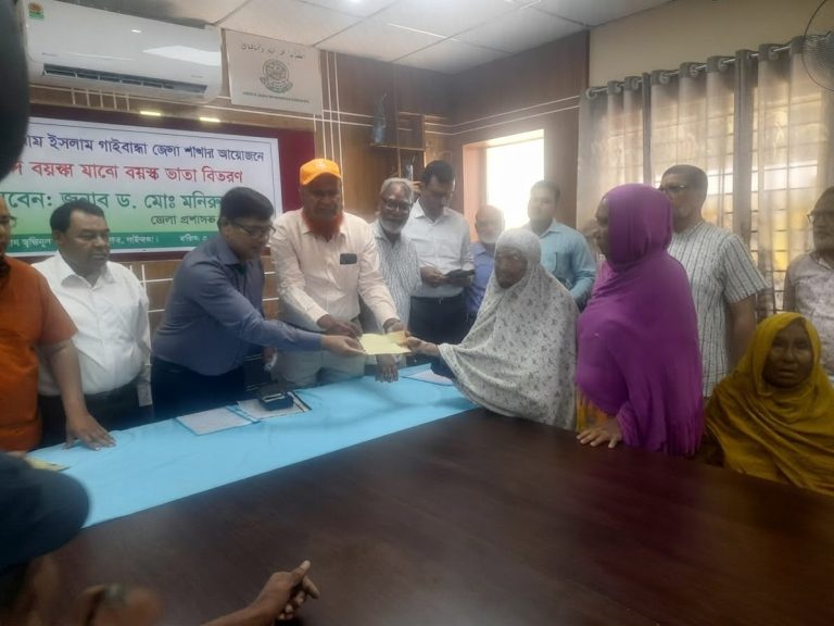 ডেঙ্গু প্রতিরোধ ও পরিচ্ছন্নতা অভিযান, দুস্থদের মাঝে বয়স্ক ভাতা বিতরণ মানবসেবায় অগ্রণী ভূমিকার স্বীকৃতি, আনজুমান মফিদুল ইসলামের পাশে থাকার আশ্বাস জেলা প্রশাসকের