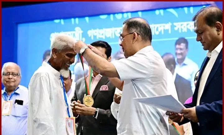 মাত্র ১ টাকায় অর্ধশতাব্দীর শিক্ষাসেবা—রাষ্ট্রীয় সম্মাননায় গাইবান্ধার ‘এক টাকার মাস্টার’ লুৎফুর রহমান