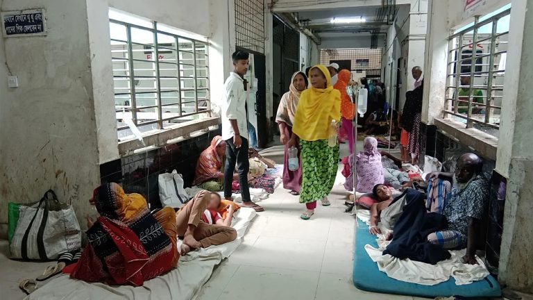 ঠান্ডার দাপটে গাইবান্ধা সদর হাসপাতালে রোগীর ঢল শিশু ও ডায়রিয়া ওয়ার্ডে ঠাঁই নেই—মেঝে ও করিডোরেও চলছে চিকিৎসা, ৪ দিনে প্রায় ৫০০ রোগী