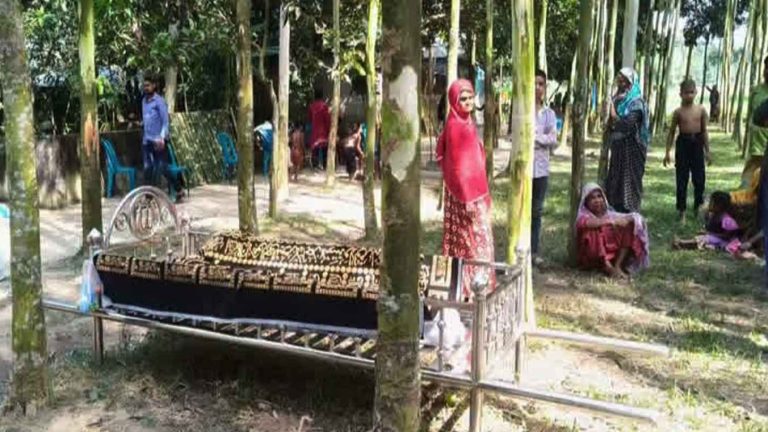 সম্পত্তির বিরোধে ৫ ঘণ্টা আটকে থাকল বাবার জানাজা, এক বিঘা জমি দাবি মেয়ের
