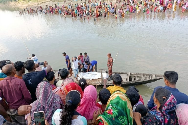 ঘাঘট নদীতে ৫০ ঘণ্টার শ্বাসরুদ্ধকর অভিযান শেষে নিয়নের মরদেহ উদ্ধার