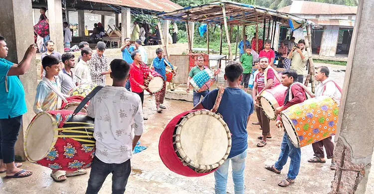 কটিয়াদীতে বসেছে ৫০০ বছরের পুরোনো ‘ঢাকের হাট’