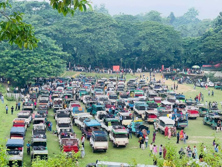 অবরোধ প্রত্যাহার, সাজেক ছাড়লেন হাজারো পর্যটক