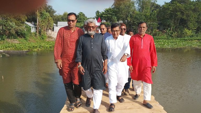 মাদারগঞ্জে প্রবাসীর উদ্যোগে ৩১২ ফুট কাঠের সেতু নির্মাণ, স্থায়ী সেতুর দাবি এলাকাবাসীর