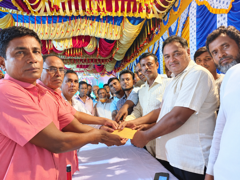 দেওঘরের পাওন সদয়নগরে শারদীয় দুর্গোৎসবে নগদ অর্থ উপহার দিলেন বিএনপি নেতা মুনসুর আলম চৌধুরী