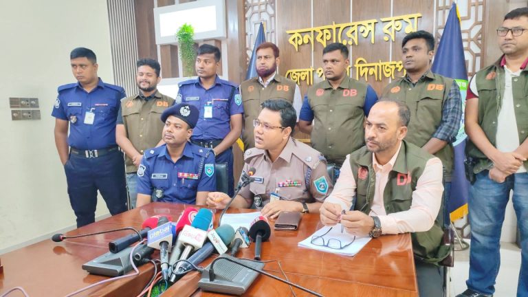 দিনাজপুরে কুরিয়ার ভ্যানসহ চার গাড়িতে ডাকাতি, ডিবির অভিযানে গ্রেপ্তার ৮