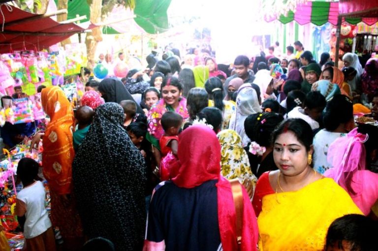দিনাজপুরের ফুলবাড়ীতে শত বছরের ঐতিহ্যবাহী বউমেলা অনুষ্ঠিত: ক্রেতা শুধু নারী