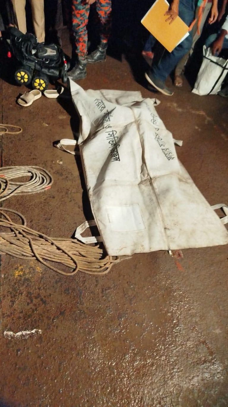 নাজিরপুরে অতিরিক্ত যাত্রীবোঝাই ট্রলার ডুবি: শিশুর লাশ উদ্ধার, মা এখনো নিখোঁজ