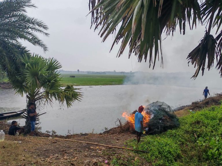 ভাঙ্গায় ৮৪০ মিটার অবৈধ চায়না দুয়ারী জাল জব্দ করে পুড়িয়ে ধ্বংস