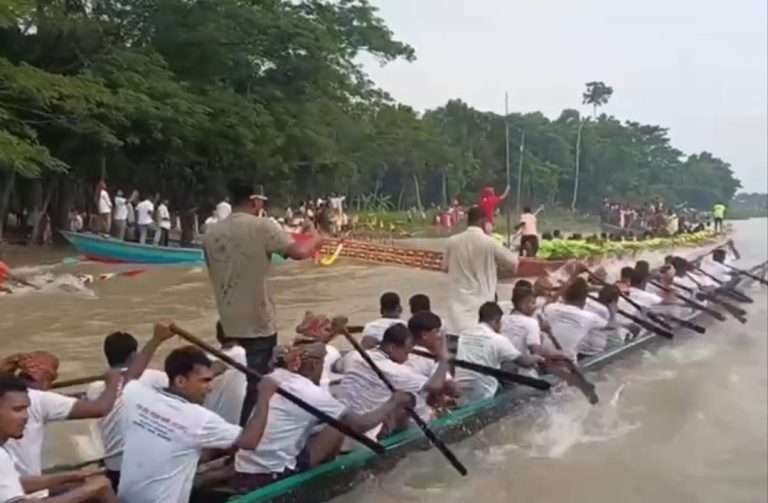 ফরিদপুরে কুমার নদে অনুষ্ঠিত হলো গ্রামবাংলার ঐতিহ্যবাহি নৌকাবাইচ: উৎসবের আমেজে দুই পাড়ে জনস্রোত