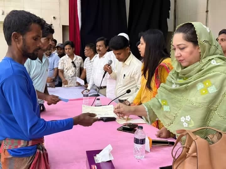 ফরিদপুরে নদীভাঙন ও অগ্নিকাণ্ডে ক্ষতিগ্রস্তদের পাশে নায়াব ইউসুফ এমপি 