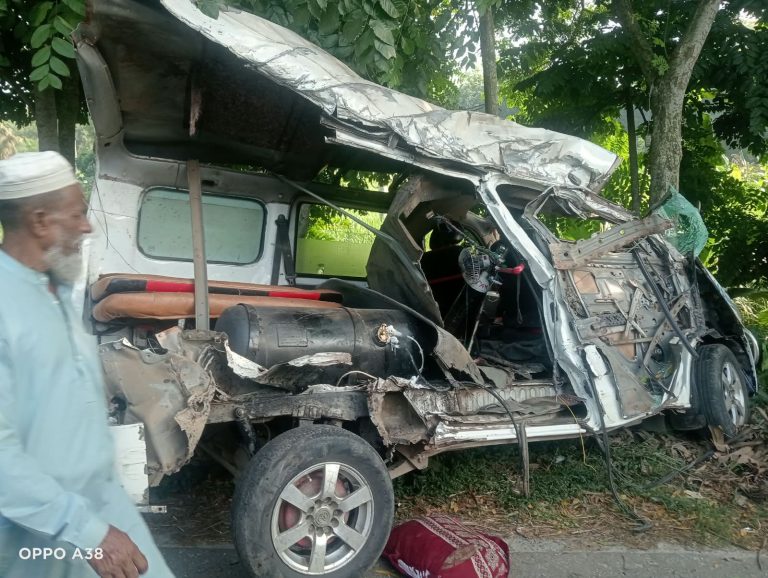 ফরিদপুরের মধুখালীতে বাস-এ্যাম্বুলেন্সের মুখোমুখি সংঘর্ষে নিহত-৩