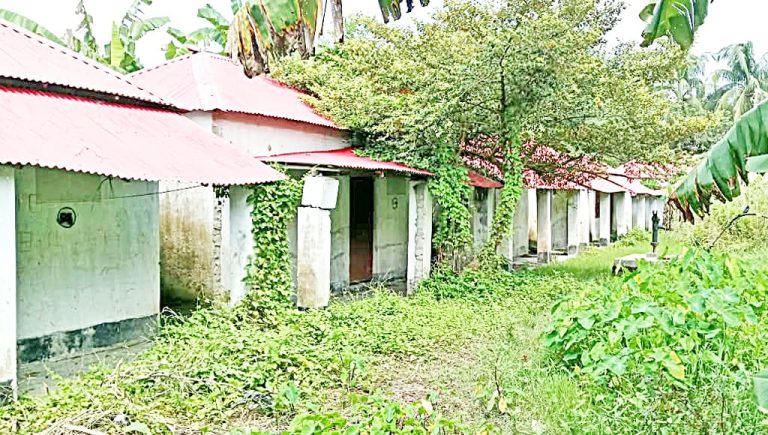 সরকারি উদ্যোগে নির্মিত ঢেউখালীর আশ্রয়ণ প্রকল্পটি এখন এলাকাবাসীর দুর্ভোগের কারণ