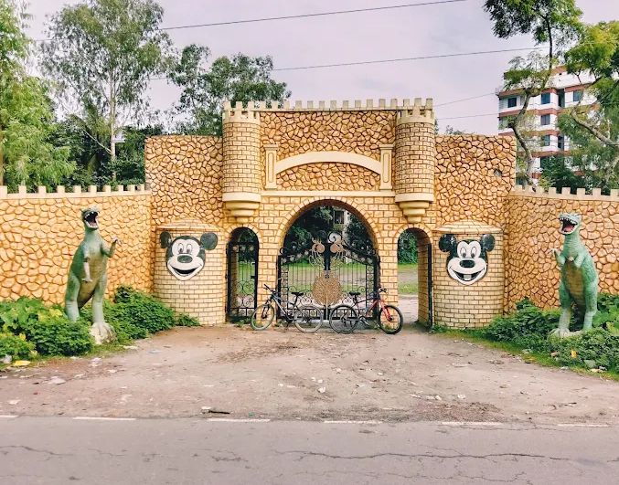 রামগঞ্জ উপজেলার একমাত্র বিনোদন কেন্দ্র শিশুপার্ক টি এখন গো চারণ ভূমি 