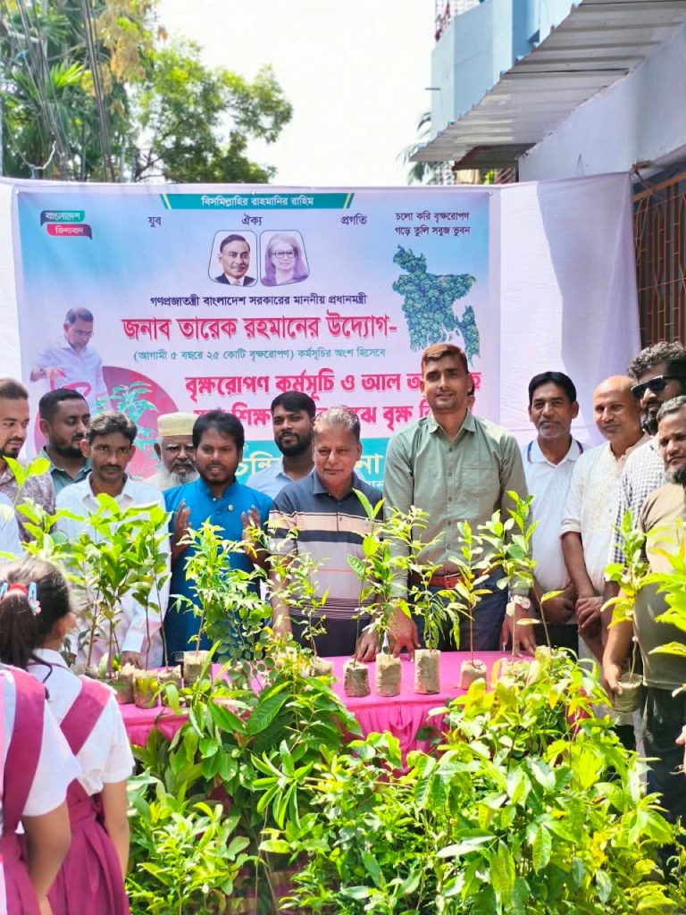 রাজশাহী মহানগর যুবদলের উদ্যোগে শিক্ষার্থীদের মাঝে বৃক্ষ বিতরণ