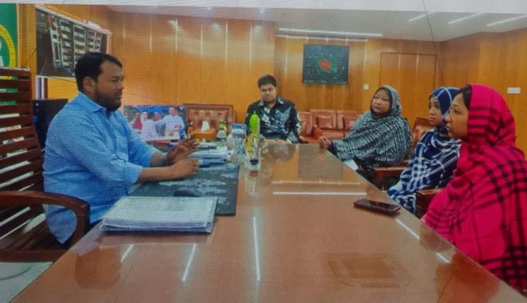 অসহায়  বিএনপি নেতার পরিবারের পাশে রাসিক প্রশাসক