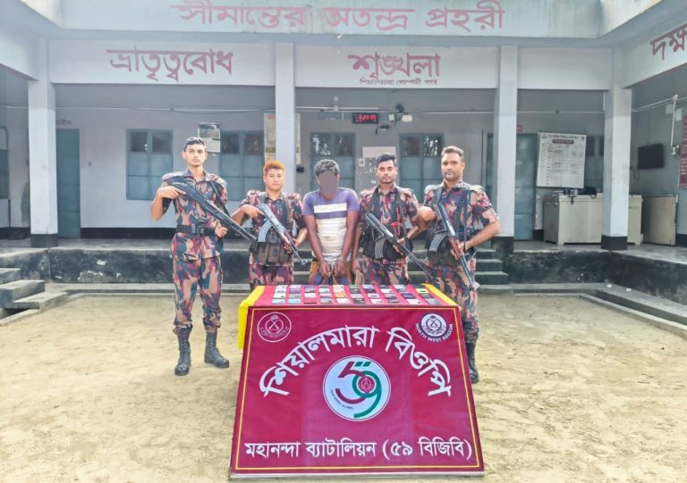 শিবগঞ্জ সীমান্তে ৫৯ বিজিবি’র অভিযান ১ জন আটক ও ৪০টি চোরাই মোবাইল উদ্ধার