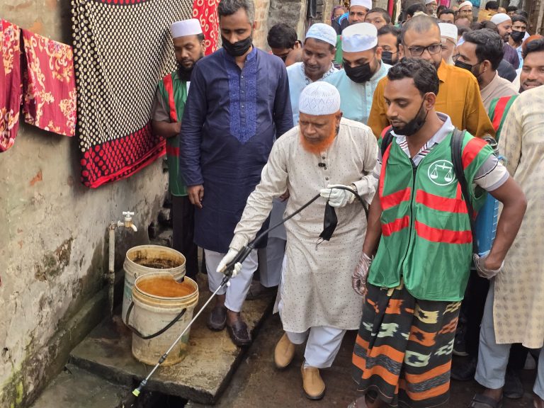 চাঁপাইনবাবগঞ্জ পৌরসভায় এডিস মশার লার্ভা নিধন কর্মসূচির উদ্বোধন করলেন এমপি বুলবুল