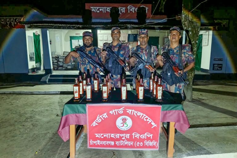 চাঁপাইনবাবগঞ্জ সীমান্তে ৫৩ বিজিবি’র পৃথক অভিযান ভারতীয় মদ ও নেশাজাতীয় সিরাপ উদ্ধার