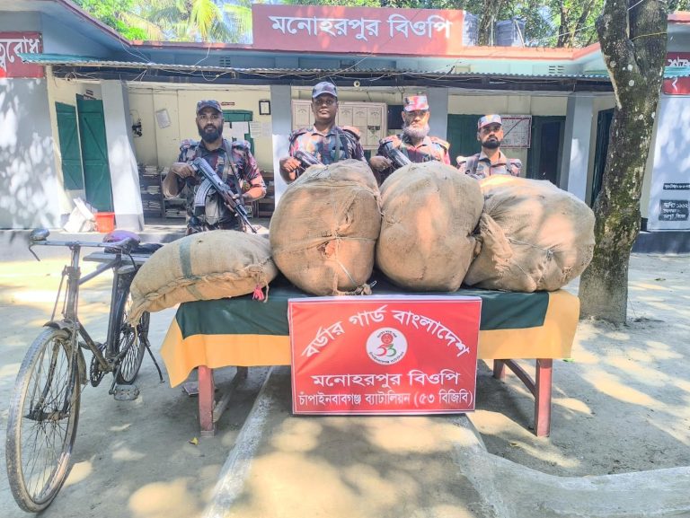 শিবগঞ্জ সীমান্তে ৫৩ বিজিবির অভিযান প্রায় ৪০ লাখ টাকার ভারতীয় মোবাইল ও চোরাচালান সামগ্রী জব্দ