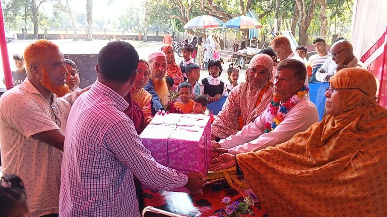 বিদায়বেলায় পুষ্পবৃষ্টি: ৩৭ বছরের কর্মস্থল থেকে প্রাইভেটকারে ফিরলেন শিক্ষক জয়নাল আবেদিন