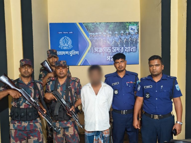 পঞ্চগড় সীমান্তে বিজিবির হাতে ৮০ বোতল ভারতীয় নেশাজাতীয় সিরাপসহ মাদককারবারী আটক