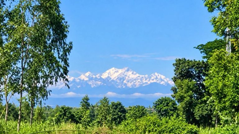 শুভ্রতার চাদরে ঢাকা তেঁতুলিয়া সীমান্ত: উঁকি দিচ্ছে রূপালি কাঞ্চনজঙ্ঘা