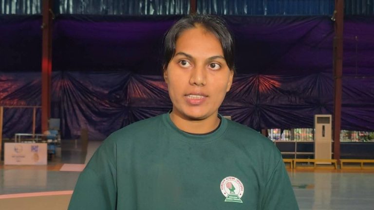 মাতৃত্বের বিরতি পেরিয়ে জাতীয় হ্যান্ডবলের অধিনায়ক তেঁতুলিয়ার নিশি: স্বপ্ন এবার শিরোপার