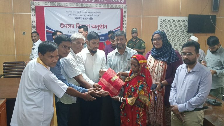 তেঁতুলিয়ায় সম্প্রীতির উৎসব: দুস্থদের মাঝে প্রধানমন্ত্রীর উপহারের শাড়ি বিতরণ