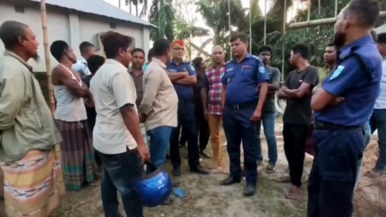 সড়কের কাজে অনিয়মের অভিযোগ পঞ্চগড়ে দেড় লাখ টাকাসহ এলজিইডি প্রকৌশলীকে আটকে দিল এলাকাবাসী