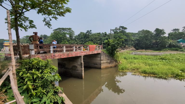 ব্রিজ আছে, সংযোগ সড়ক নেই—দুর্ভোগে নিকলীর চার গ্রামের মানুষ