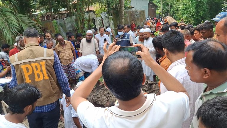তাড়াইলে কবর থেকে শিশু মুদাচ্ছিরের লাশ উত্তোলন, মৃত্যুর প্রকৃত কারণ জানতে পুনঃময়নাতদন্তের নির্দেশ