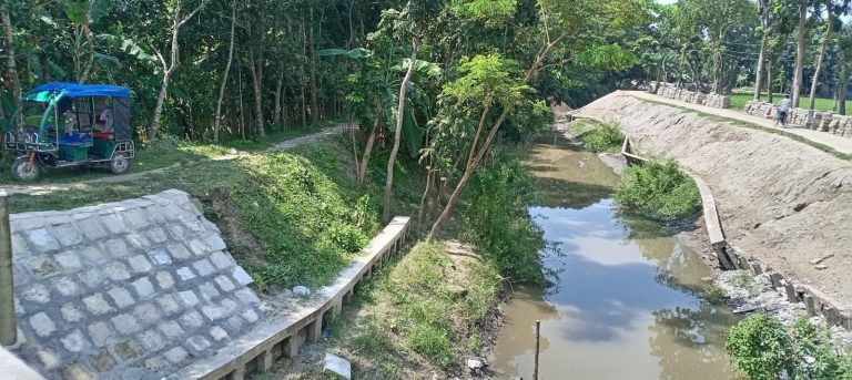 হোসেনপুরে ৩ মাসেই ধসে পড়ল কোটি টাকার সড়ক, নিম্নমানের কাজের অভিযোগ