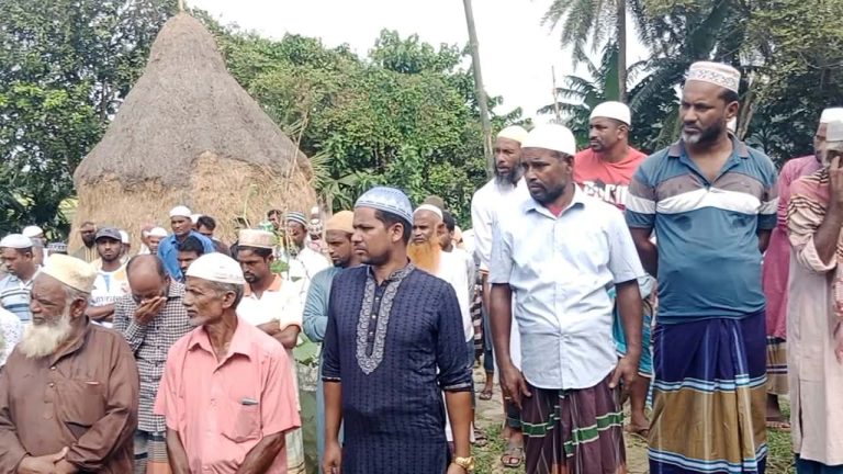 স্বামীর কবরে মাটি দিয়ে আসার ৩ ঘণ্টার মাথায় না ফেরার দেশে স্ত্রী