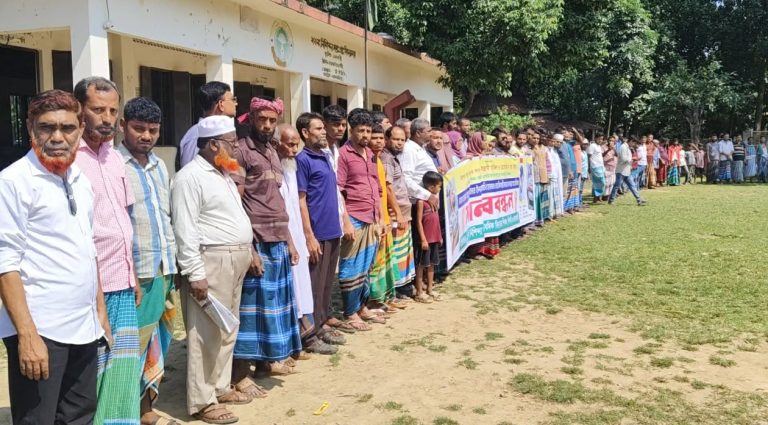 শিক্ষক হামলা ও কন্যা অপহরণের অভিযোগে কিশোর গ্যাংয়ের বিরুদ্ধে মানববন্ধন