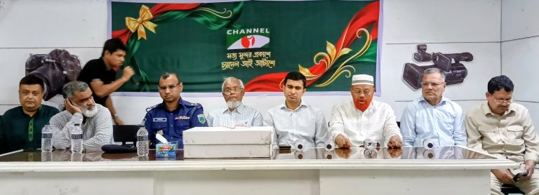 জ্যেষ্ঠদের সম্মান জানিয়ে মঞ্চের এক পাশে বসলেন এমপি শিমুল বিশ্বাস !