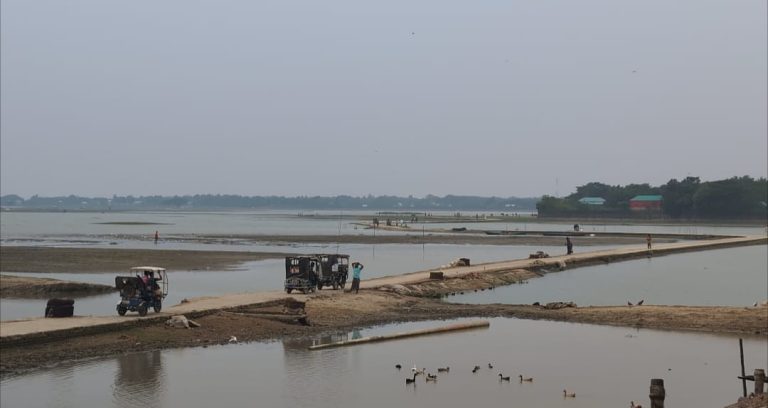 পানি নামছে, জেগে উঠছে সিংপুরের সড়ক; নৌকানির্ভর জীবন থেকে ফিরছে মানুষ