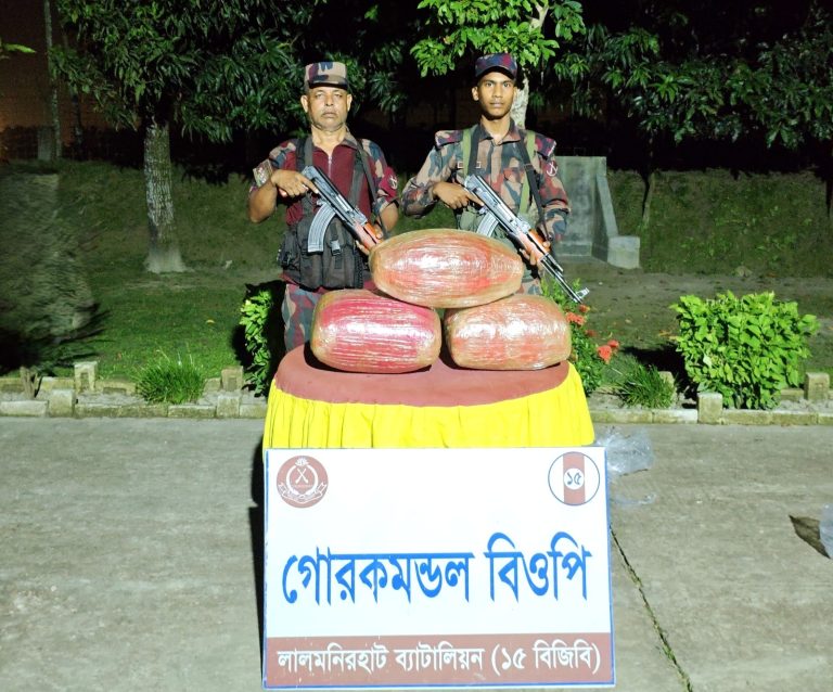 ফুলবাড়ীতে চোরাকারবারিদের ফেলে যাওয়া ২১ কেজি গাঁজা উদ্ধার