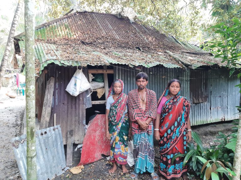 চিতলমারীতে একই গ্রামের ৫টি পরিবারের মানবতার জীবনযাপন 