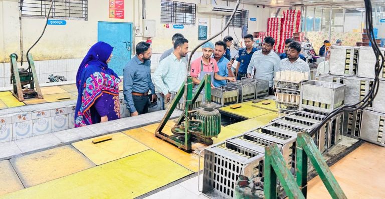 ফেনীতে আইসক্রিম কারখানায় ভ্রাম্যমাণ আদালতের অভিযান, দেড় লাখ টাকা জরিমানা