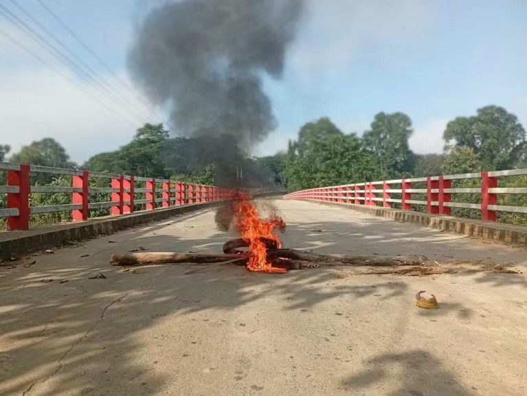 সাজেক সড়কে অনির্দিষ্টকালের অবরোধ, বিপাকে পর্যটকরা